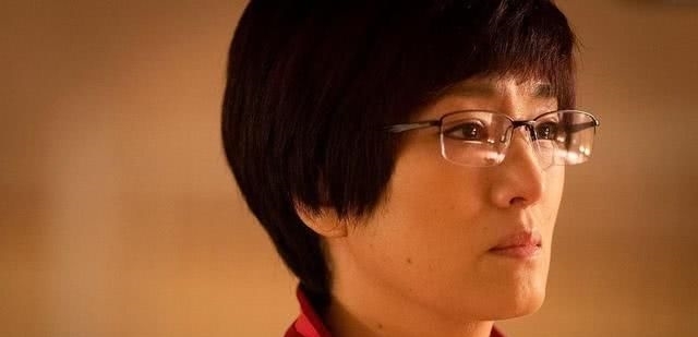 『微笑』巩俐拍戏手被卷进摄像机!指甲被掀开血肉模糊,微笑起身忍痛拍摄