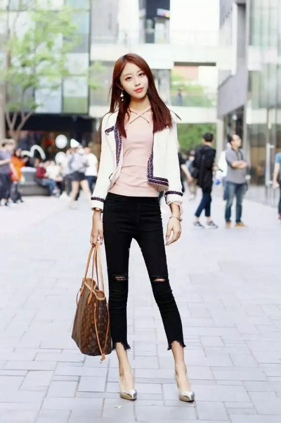 美女画颜月貌，妩媚动人，给人耳目一新的感觉