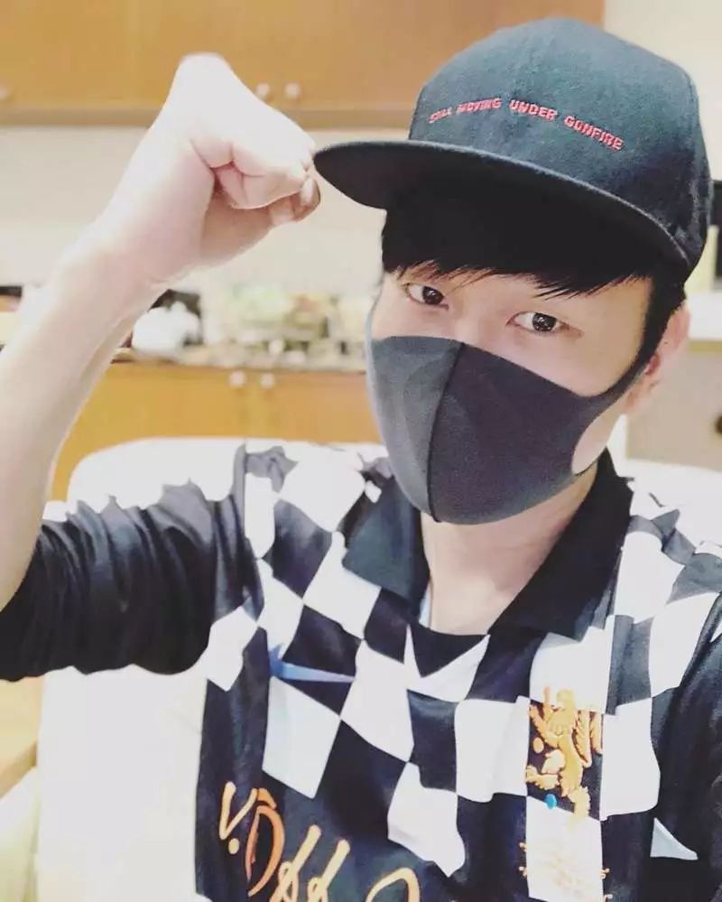 除了 Supreme 弹珠机还有什么?JJ 林俊杰近期上身潮物汇总