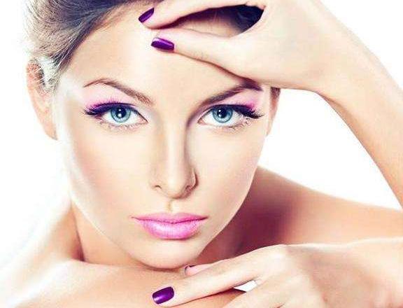 坚持素颜和坚持化妆的女生, 10年后谁会成为人生赢家?