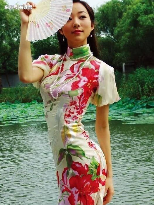 她被评为中国穿旗袍最好看的女星，就连神仙姐姐刘亦菲也自愧不如