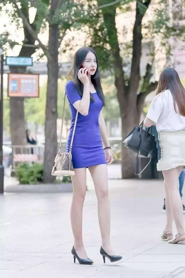 街拍：宝蓝色连衣裙搭配黑色高跟鞋, 色彩绚丽身材高挑