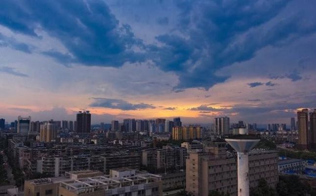  引争议：郭靖黄蓉雕像落地襄阳引争议: 专家呼吁十几次、工程搁