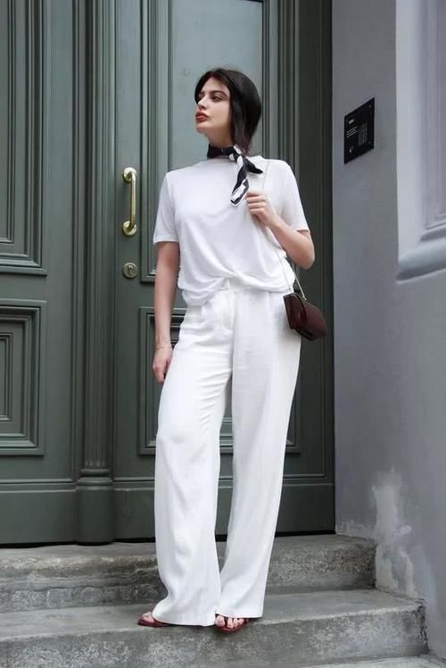  #气质#50岁女人穿衣不显老！记住这4条“穿衣法则”，时髦气质更显年轻！