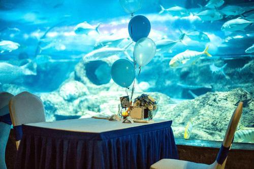 世界“奇特”的几个餐厅，一个在“鲸鱼肚里”，摸黑吃饭