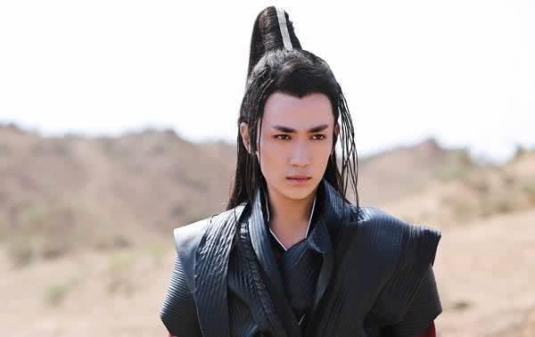 朱一龙被曝已婚生子，带女友吃鸡惹人关注，粉丝回应却出乎意料！