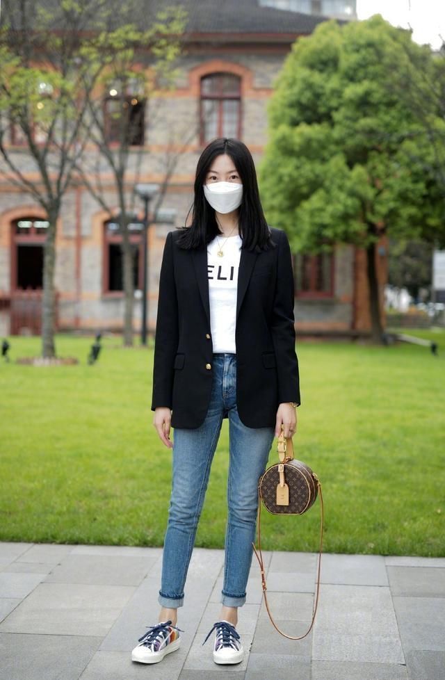  『女人味』蓝色紧身牛仔裤到底有多时髦，看到她们我就明白了，女人味太足了