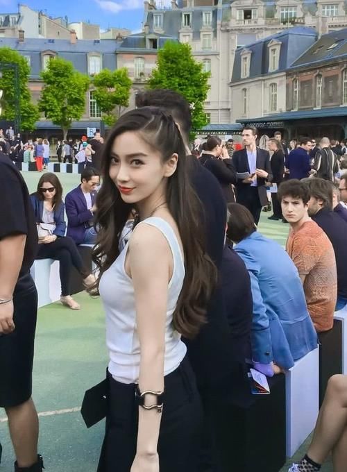  『眼花』开了美颜的杨颖有多假？身旁的黄晓明秒变小鲜肉，肤色让我眼花