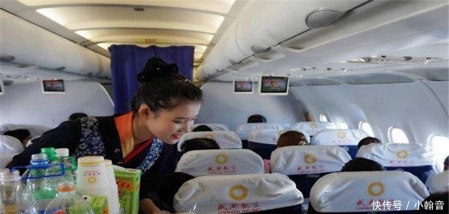  #猫腻#为什么飞机乘务员会不停给乘客送吃的? 有何深意? 看完明