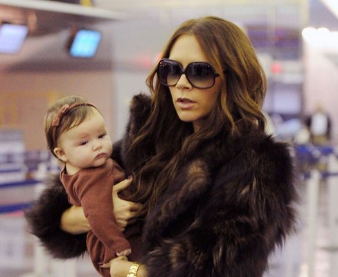 转眼当年，贝克汉姆小七真是维多利亚街拍的最搭时尚单品！