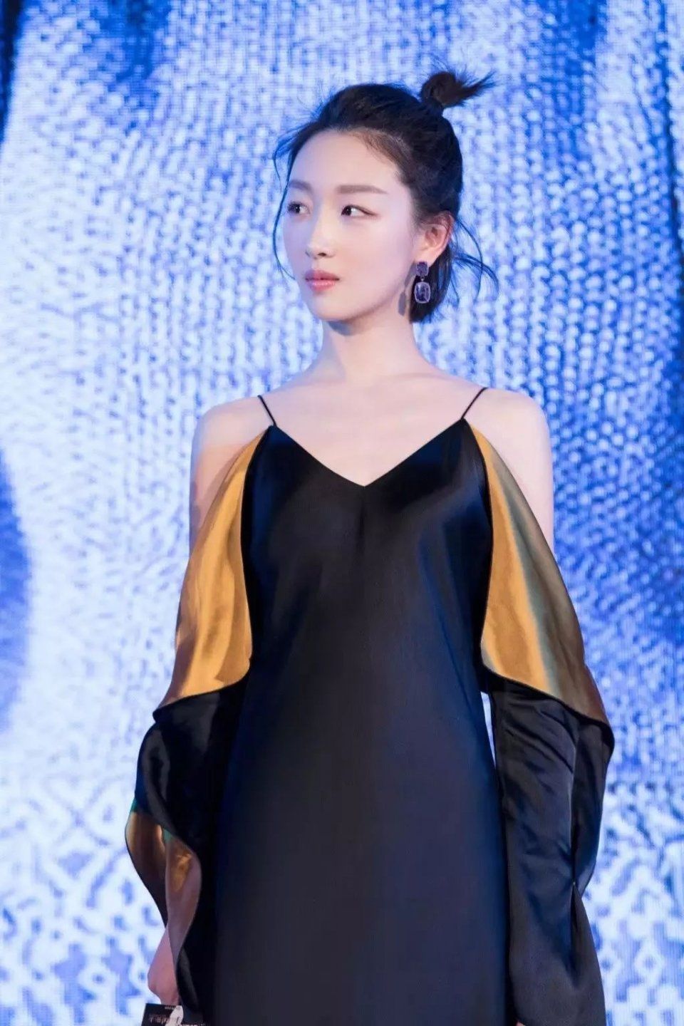 夏季，穿上这3件上衣，让你美得超性感!