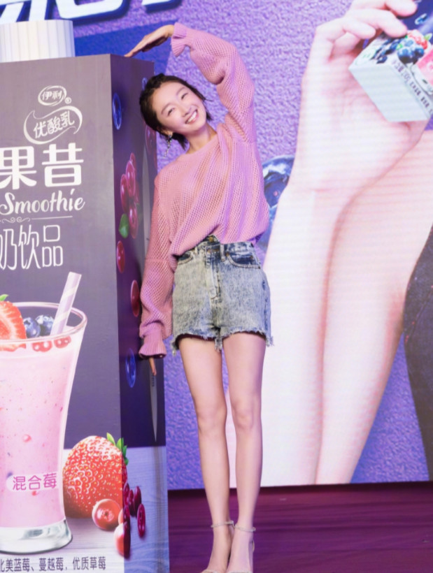 周冬雨穿短裤亮相，你只关注她的美腿？她的耳环才是最大亮点！