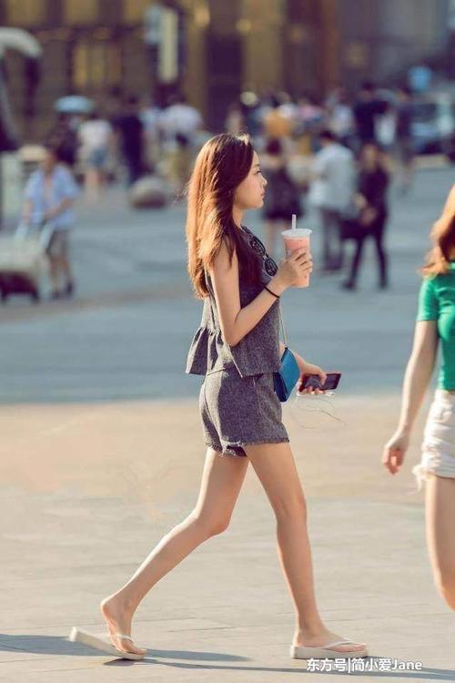 美女街拍：高贵俏丽穿搭清凉，长腿女神迷人！