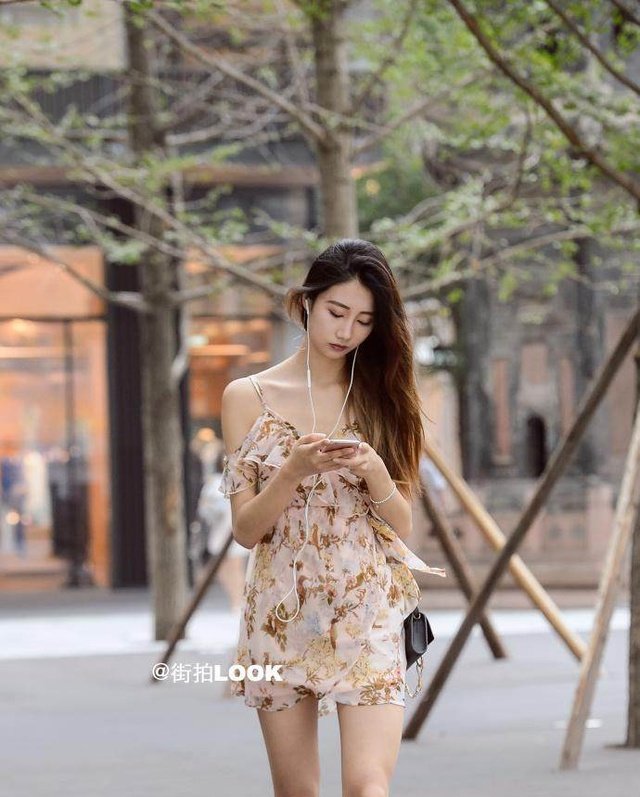 街拍 四川美女路人街拍, 吊带搭配破洞牛仔裤很清爽有女人味，这