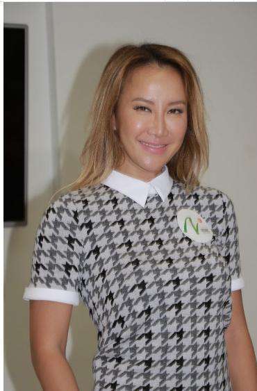 42岁李玟素颜出席活动, 皮肤松弛鼻子塌陷, 网友: 后遗症爆发了?