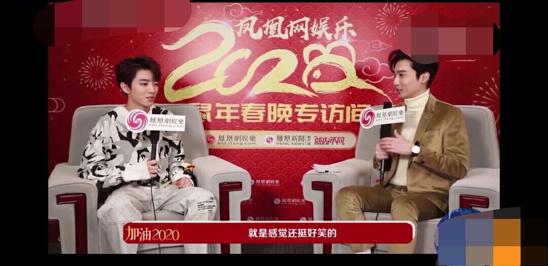  #网上#王俊凯央视后台玩手机，嘴上还在偷笑，粉丝猜测：又在网上冲浪！