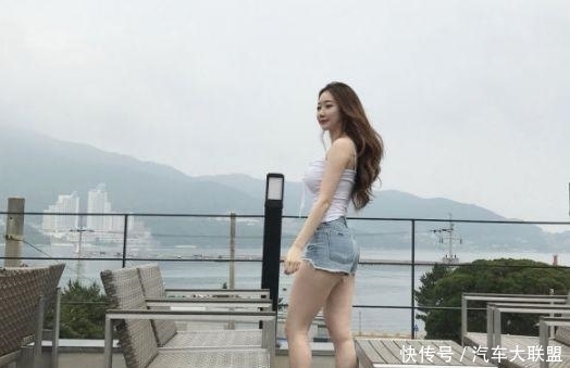  『美女』青春气息的牛仔裤美女, 秀出完美大长腿, 显得很有活力!