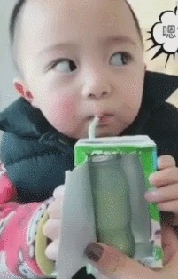 妹子，别嘚瑟了，这连衣裙太独特了，后背就剩两根吊带了，放弃吧