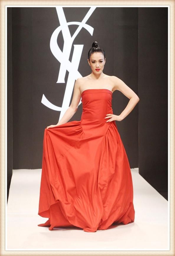 钟丽缇为秀身材，T恤外套腰封，可勒出的水桶腰真是让人不忍直视