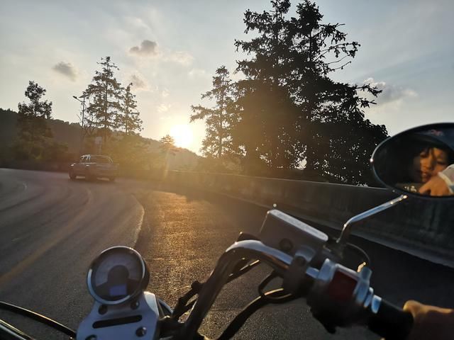 告别重庆，进入贵州，小情侣在夜里赶路，却遇到了危险