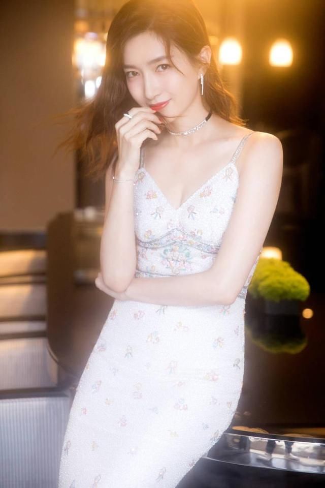 江疏影一袭白色吊带连衣裙，化身仙女 网友：她演古装肯定美