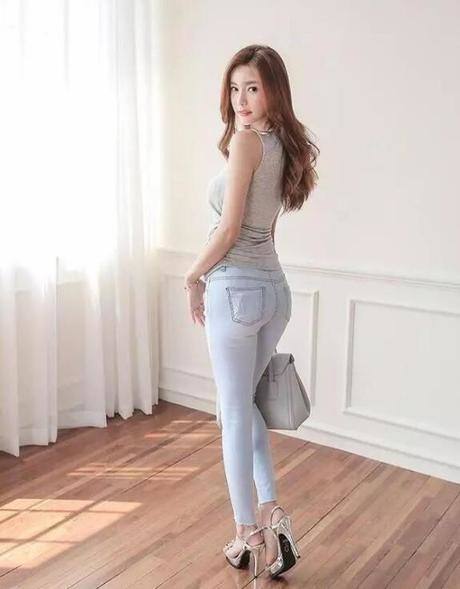 街拍美女：清爽别致的紧身牛仔裤小姐姐，更显个性独特