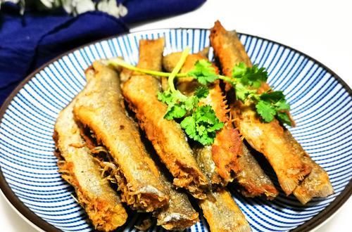  『香酥』小鱼这样做，香酥美味，小刺可以嚼着吃，再也不怕卡嗓子了