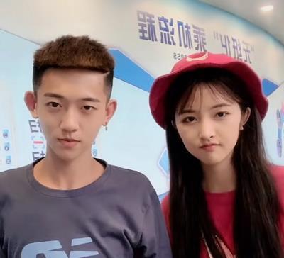  关系@次惑小仙女与可乐同框，关系亲密似“情侣”，前任佳帅却在直播间大哭