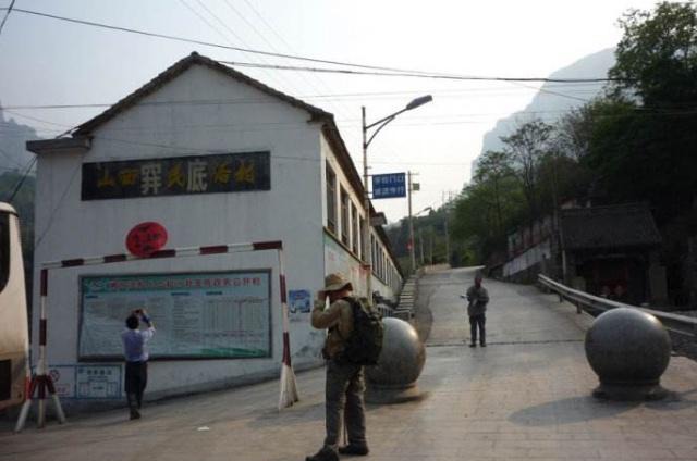 中国唯一在“井”底的村庄，仅1米宽山路出去，村民不知外面世界