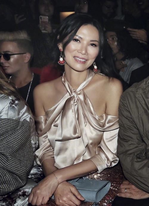  『邓文迪』51岁邓文迪不服老，穿刺绣连衣裙现身看秀，扮嫩穿搭罕见温柔