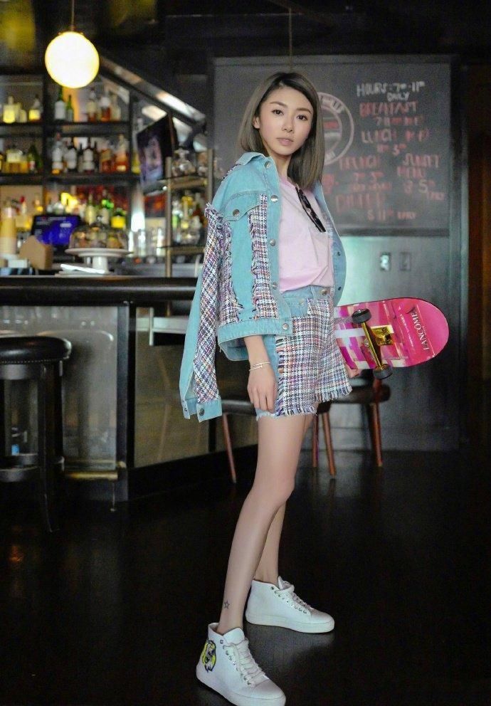 程晓玥打扮再时尚,网红味很浓!网友:该染头发了,这样有点土!