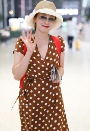 50岁的金星厉害了！挑战赵薇陶虹同穿波点裙，网友：到底谁赢了