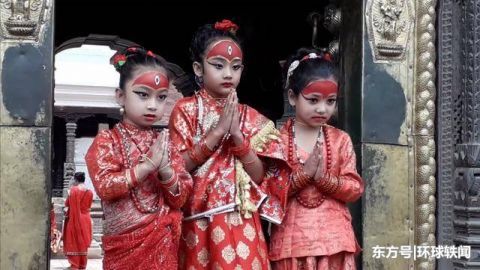  「退位」尼泊尔的活女神，从小就被供奉在寺庙里，退位后没人敢娶