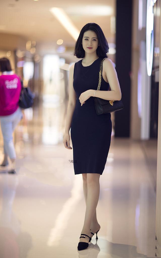 街拍：美女们风姿卓越，搭配优雅，女人味十足