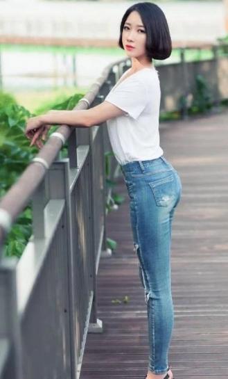 时尚的牛仔裤小姐姐，展现完美身材，充满魅力