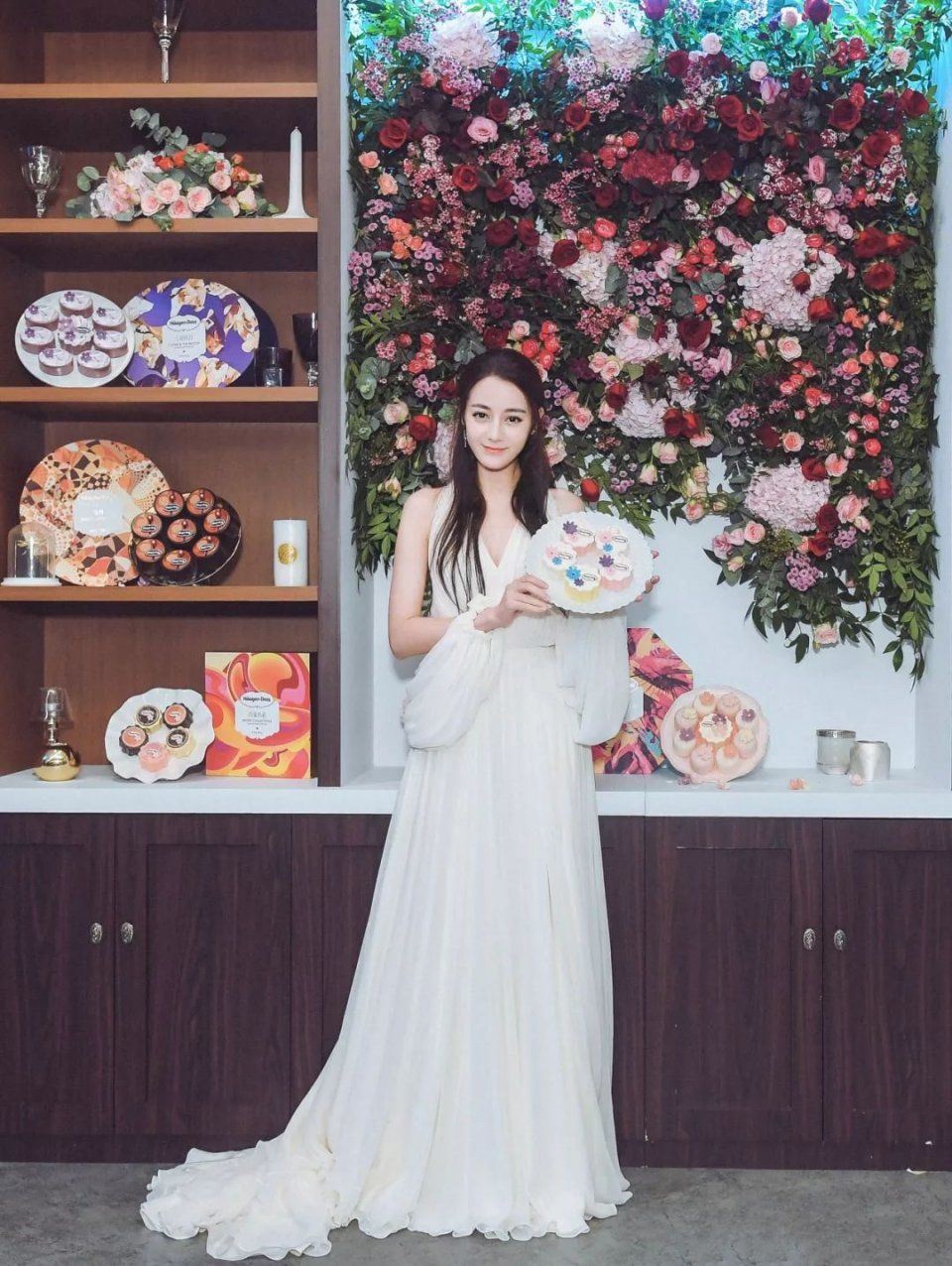 热巴缝深V领，杜鹃球鞋穿得有点皮!要嫁杰森哥的女人每一秒都美!