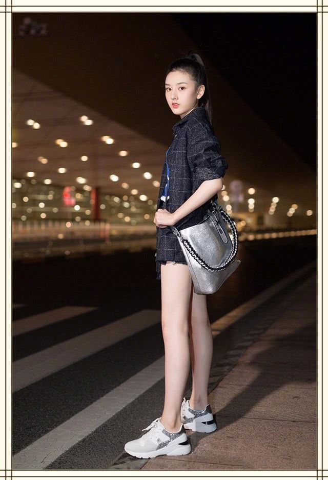 宋祖儿征战时装周，衬衫硬要当裙子穿，坐下来那一刻全世界安静了