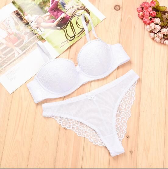 店铺上新一种，女士三角裤，精巧细致