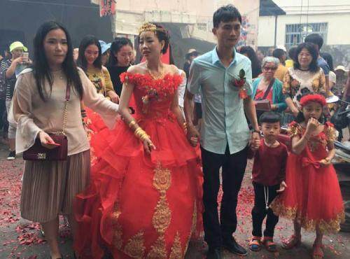 男方给了15万彩礼,女方回礼一辆车,看到车时男