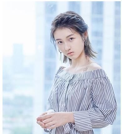 10款头顶头发少的女生适合的扎头发发型!