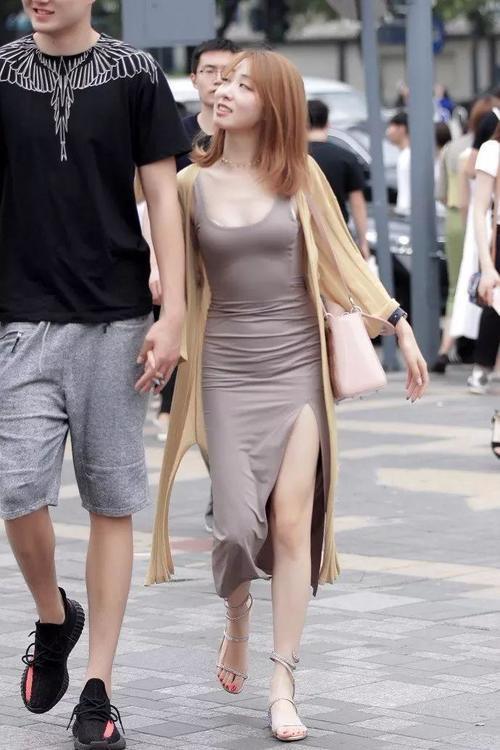 街拍：穿开叉裙露着美腿，和男友逛街的漂亮美女