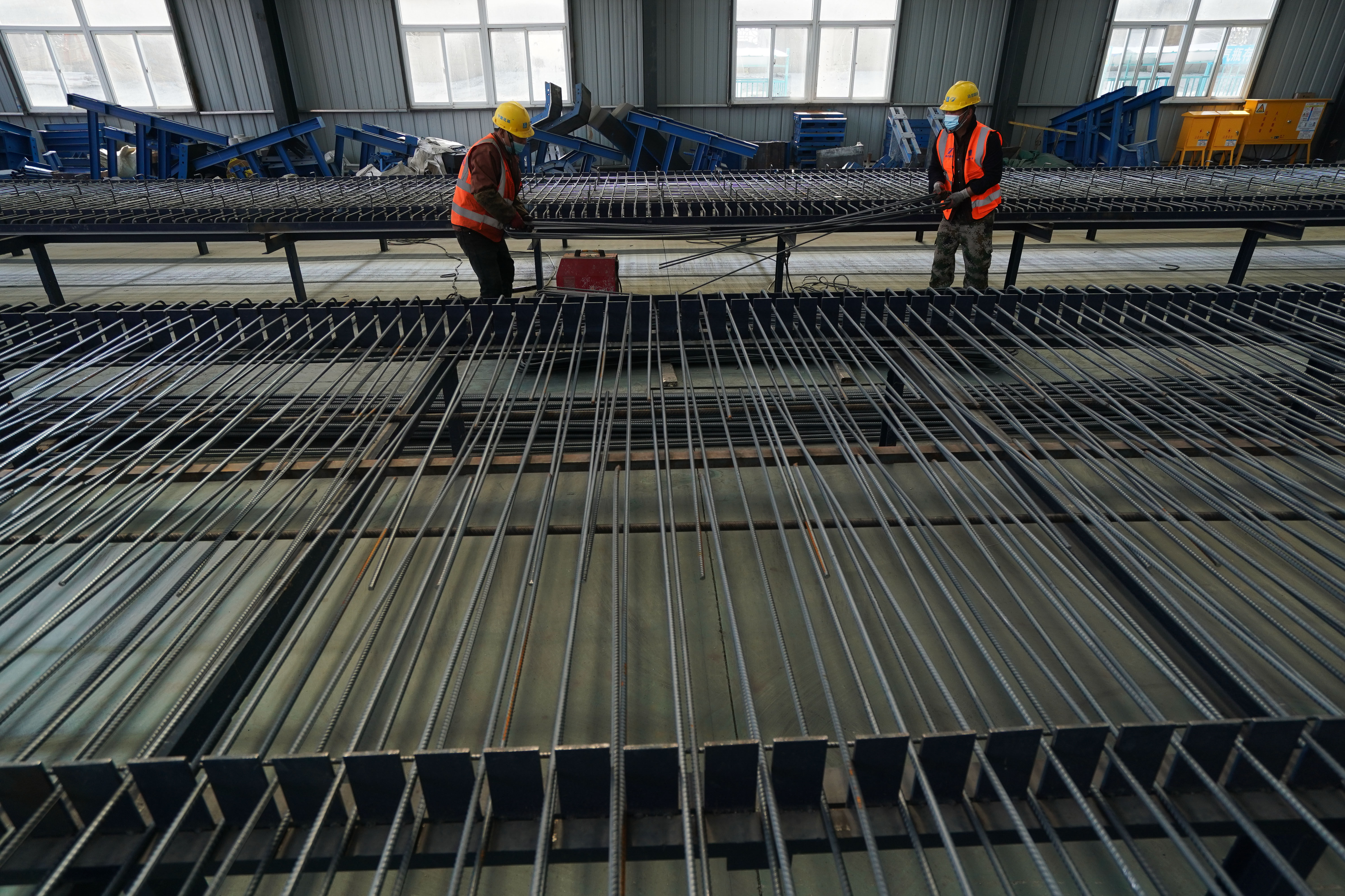  【工人在桥梁构件预制】南京：装配式公路桥梁项目建设有序推进