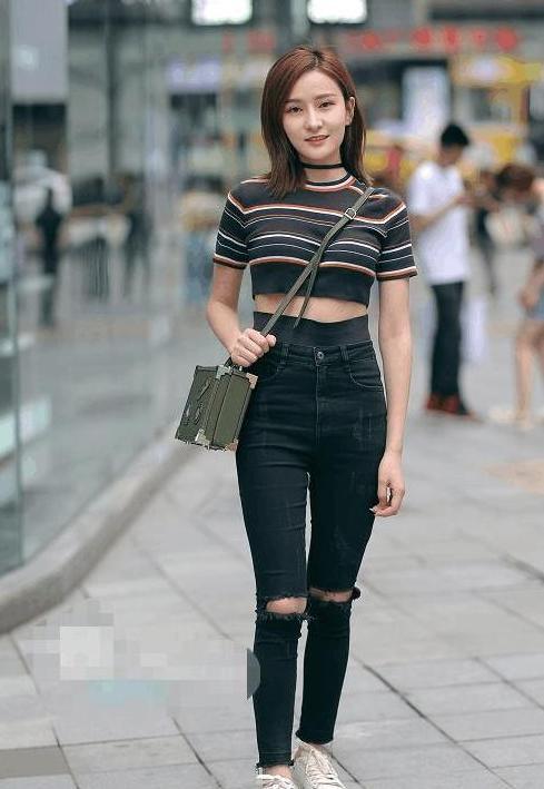 一头乌黑及腰的长发，让美女整个人的气质清秀淡雅非常清纯甜美！