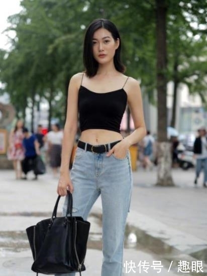  「美态」街拍：身穿超短裤的美女，尽显别样的美态，沁人心脾