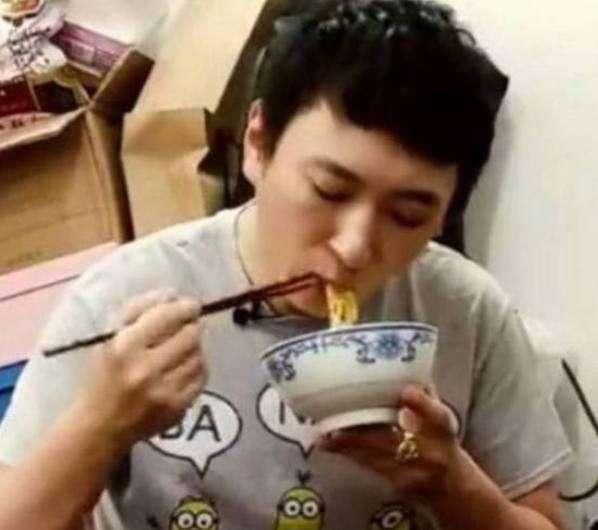 明星吃泡面：张艺兴霸气，吴京敬业，鹿晗不顾旁人，王思聪接地气