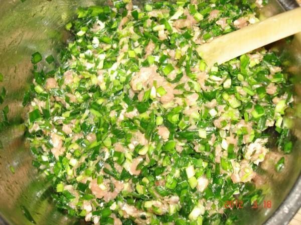  『出水』包韭菜饺子时，直接拌馅就错了，多加此一步，韭菜翠绿不出水