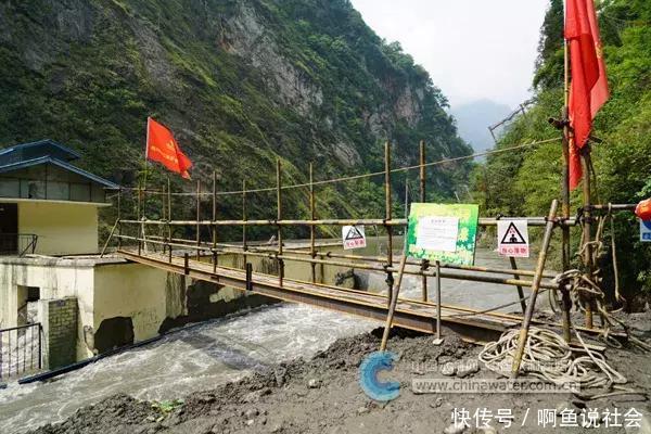  [快讯]一线快讯龙潭水电站抢险人员进入闸房