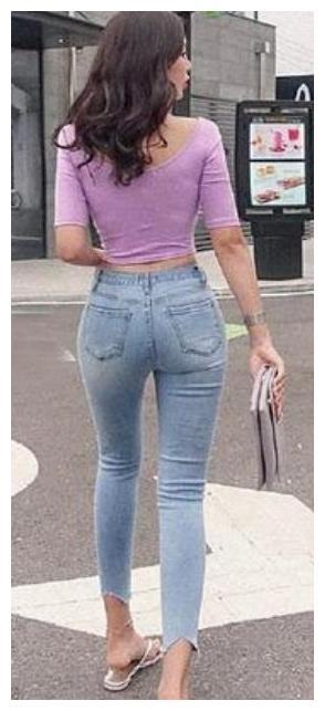 街拍：紧身牛仔S曲线，肤白腿长真俊俏，美女交个朋友可好？