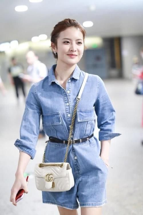  [整套look]赖雨濛简直太美了，扎丸子头搭配牛仔连体裤，意外穿出少女感