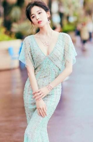 古力娜扎真敢穿,薄纱裙穿出了尺度,网友:请不要放大看